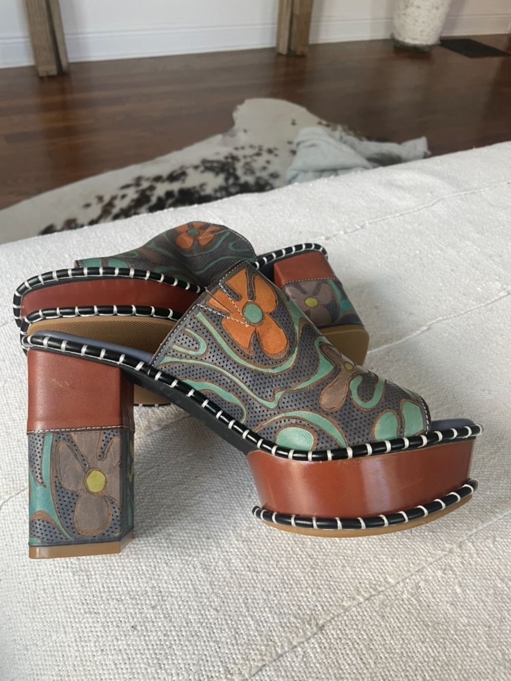 L’ARTISTE leather platform  open toe clogs